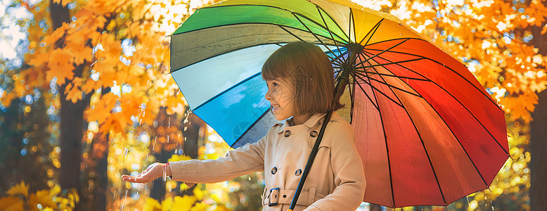 秋天公园的雨伞下的孩子 有选择地集中精神外套童年幸福花园婴儿季节雨衣淋浴夹克水坑图片