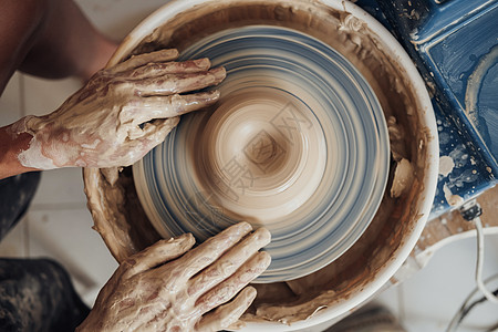 平躺的陶艺大师在粘土工作室工作 在陶轮上制作锅的手工制作过程图片