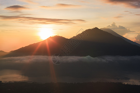 从印度尼西亚巴厘巴图尔山顶起的活火山和日出图片