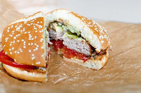 自制汉堡包或带蔬菜的芝士汉堡熏肉牛肉面包炙烤油炸包子烹饪洋葱黄瓜美食图片
