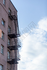 蓝天对面高楼大楼的火灾逃生梯的休全月安全出口火灾窗户逃生街道城市蓝色景观摄影图片