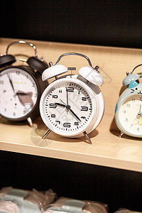 商店柜架的钟声时钟特写 出售各种手表苏醒金属桌子模拟闹钟数字店铺学校商业古董图片