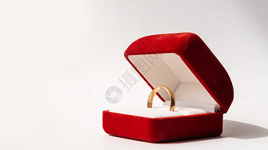 白色背景的金环红框红色盒子宝石奢华庆典手指珠宝周年金属结婚棺材背景图片