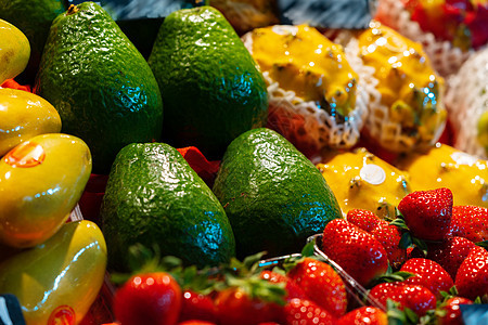 在市场上展示多彩的水果果浆站立价格篮子摊位产品零售生产店铺食物街道图片