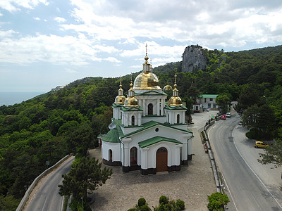 圣迈克尔教堂克里米亚南部海岸的奥里安达圣大天使迈克尔寺 海上山丘上的基督教教堂和空中观光者金子地标大天使海岸线树木雕像木头凉亭纪念碑雕塑背景