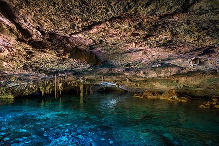 含清蓝水的多斯奥霍斯注石窟潜水娱乐池塘旅游游客浮潜石头丛林旅行图片