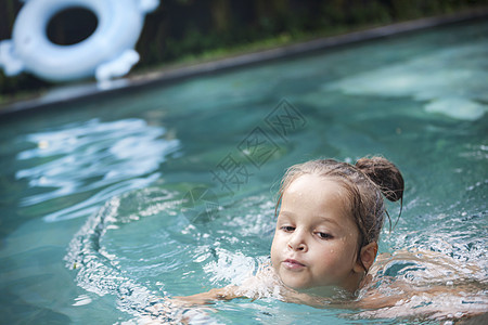 游泳池里漂亮的小女孩啊风镜幸福游泳衣太阳女孩孩子快乐乐趣健康童年图片