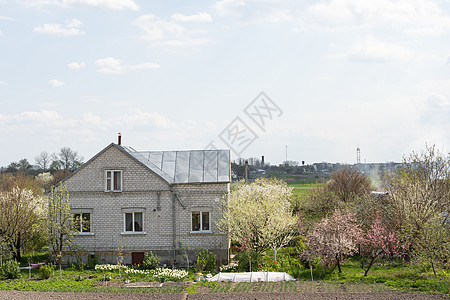 房子旁边的一个小农场上的自制旧温室 农村的田园生活 私人花园 健康食品图片