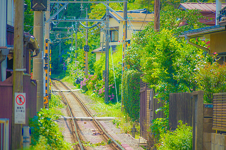 江岛电力铁路线和卡马库拉市景铁路道口电线电铁交通公路市容图片