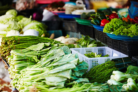 当地的泰国蔬菜摊 泰国生鲜食品市场的一个摊位 里面摆满了新鲜的绿色蔬菜图片