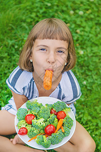 鱼肉沙拉儿童吃蔬菜花椰菜和胡萝卜 有选择性的焦点厨房盘子食物沙拉午餐童年女孩营养婴儿眼睛背景