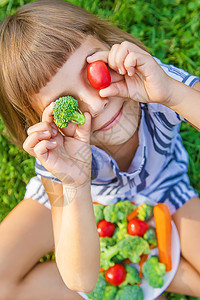 儿童吃蔬菜花椰菜和胡萝卜 有选择性的焦点孩子们盘子食物幸福女孩营养眼镜厨房沙拉饮食图片