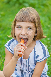孩子吃蔬菜胡萝卜 有选择性的专注 食物营养围裙眼睛盘子饮食孩子们幸福女孩午餐眼镜图片