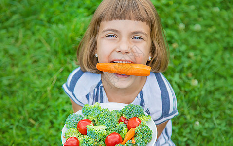 儿童吃蔬菜花椰菜和胡萝卜 有选择性的焦点盘子营养午餐沙拉幸福女孩围裙花园饮食食物图片