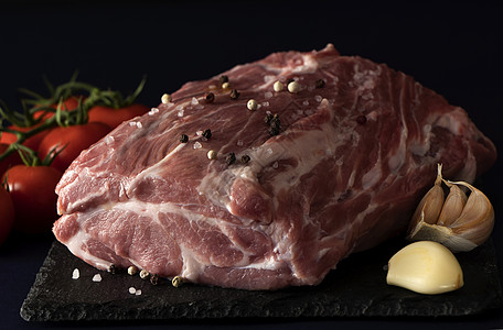 黑背景的生猪肉 烤猪肉的成分图片