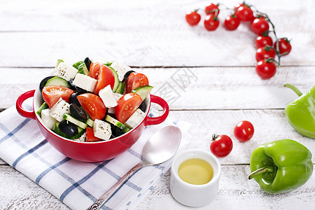 希腊沙拉 红色巨石中的希腊沙拉木板叶子饮食蔬菜餐巾胡椒餐厅黄瓜美食午餐图片