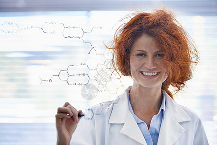 我得到了有机化学的覆盖 一个满头乱发的女科学家 骄傲地站在她的实验室里图片