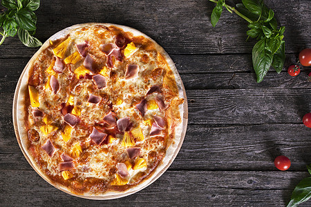 木上披萨加菠萝 培根和奶酪蔬菜食物木板胡椒熏肉工作室美食材料香肠桌子图片