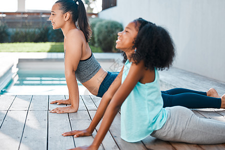 瑜伽帮我们放松一下 被一个年轻母亲和女儿在外面做瑜伽的照片拍到图片