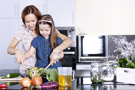 鱼肉沙拉家庭烹饪 母亲与小女儿背景