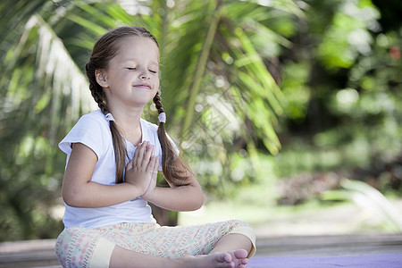 儿童在户外平台上做运动 健康生活方式 瑜伽女孩童年海洋活动教学幸福体操孩子行动姿势女儿图片