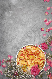 有玫瑰的苹果派 母亲节自制蛋糕 色彩多彩的食物平铺盘子水果小吃甜点桌子面包营养厨房蛋糕糕点图片