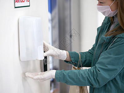 在超市使用自动洗涤剂撒布器的手 在冠状病毒流行期间 在购物中心出现疾病预防凝胶液体清洁度卫生酒精流感消毒剂安全中心图片