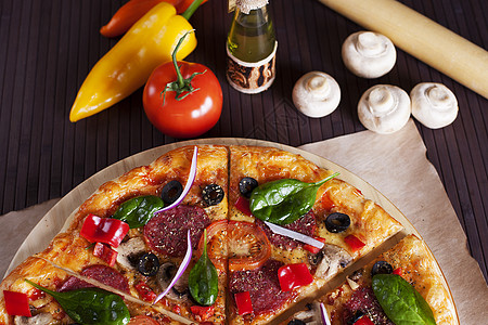 披萨切片升起蔬菜桌子木头食物香肠摄影材料洋葱美食工作室图片