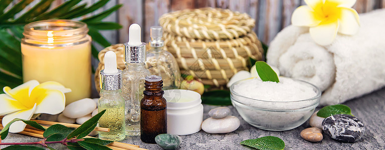 背景温泉化妆品 油料和草药 有选择的焦点治疗芳香身体桌子奢华香气叶子产品草本植物洗澡图片