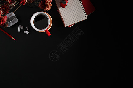 黑底咖啡 空白笔记本 耳机和花盆的顶端视图杯图片