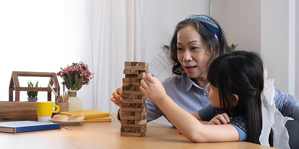 小女孩和外婆在家玩Jenga游戏母亲童年男生乐趣娱乐玩具家庭闲暇教育学习图片