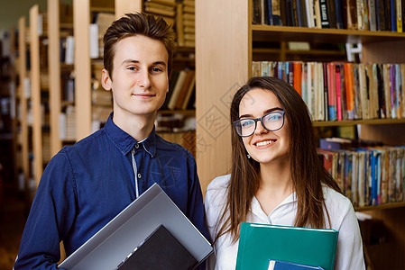 图书馆的年轻大学生和青年大学生图片