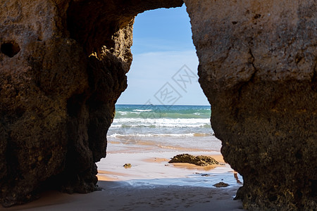 葡萄牙的海滩岩石悬崖砂岩目的地假期海洋海岸海景海浪海岸线场景旅行图片