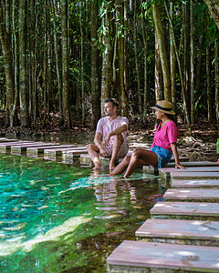 翡翠湖和蓝色水池甲米泰国红树林甲米泰国 年轻的亚洲女人和欧洲男人在湖边闲暇假期帽子淡水池塘热带环境远足雨林叶子图片