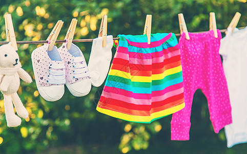 洗婴儿衣物 在新鲜空气中干枯床单 有选择的焦点篮子家庭衣绳母亲棉布生活洗衣男生乐趣亚麻图片