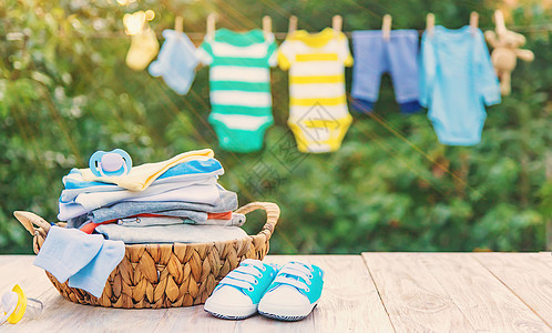 洗婴儿衣物 在新鲜空气中干枯床单 有选择的焦点女孩孩子生活购物花园边界男生洗衣衣服衣绳图片