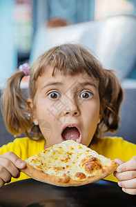 孩子吃芝士比萨 有选择的焦点餐厅女性食物童年厨房咖啡店快乐眼睛小吃女孩图片