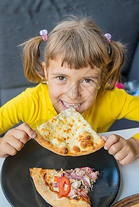 孩子吃芝士比萨 有选择的焦点女孩享受眼睛餐厅午餐桌子女性小吃食物快乐图片