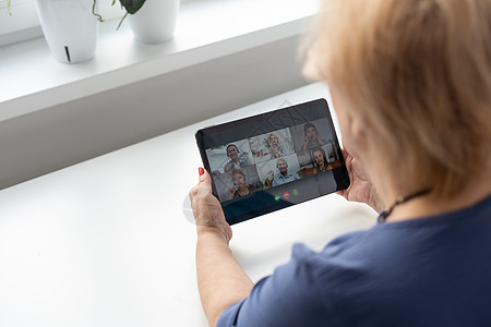 快乐成熟的中年女性在家里使用数字平板电脑度过闲暇时光 性格开朗的现代高级女士拿着电脑 看有趣的电影和笑声 休闲和科技理念祖母祖父图片