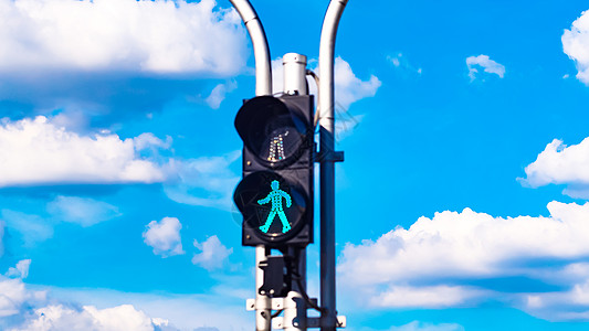 夏季在蓝天对面十字路口行人使用绿色交通灯信号 旅行 向前推进概念构想 (笑声)图片