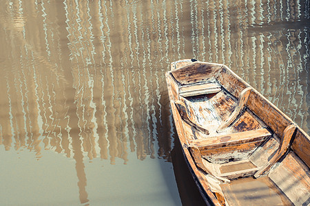 湖郊郊区传统文化生活方式上的孤单老木船上的旧木船图片