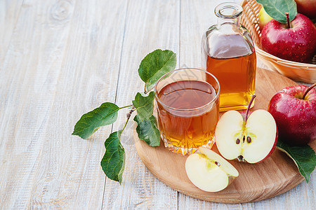 一杯苹果汁 有选择的焦点收成饮料甜点木头玻璃厨房花园叶子早餐篮子图片