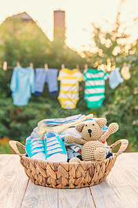洗婴儿衣物 在新鲜空气中干枯床单 有选择的焦点靴子孩子边界购物家务母性乐趣产妇花园家庭图片