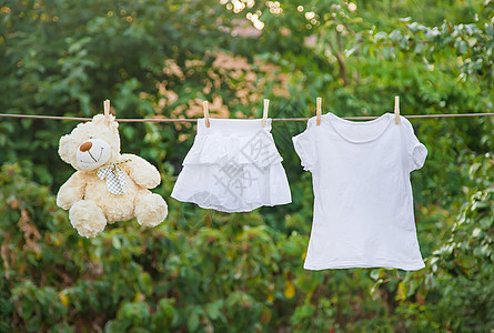 夏天白衣服在绳子上干枯 有选择的焦点蓝色夹子绳索家务购物婴儿家庭衣夹女孩天空图片