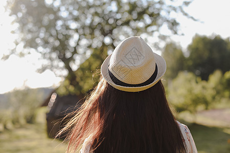 夏天在乡下穿草帽和漂亮裙子的年轻女子的浪漫肖像 笑声奢华乡村女性农场草地帽子阳光日落黑发女孩图片
