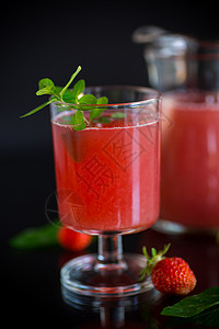 寒冷的夏日草莓花果罐头 杯子里有薄荷玻璃苏打蜜饯浆果水果食物果味冷却维生素饮料图片