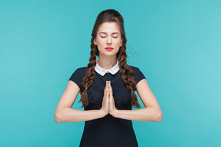 年轻女性在冥想和做瑜伽或祈祷图片