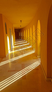 一个长长的走廊 一个橙色的大厅 和窗外的阳光图片