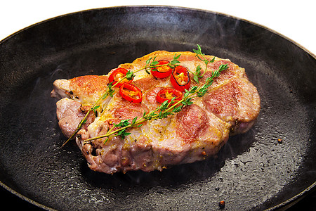 用煎锅煮牛排百里香动物辣椒美食腰部牛扒草本植物牛肉香菜烹饪图片