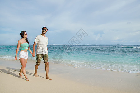 海滩上快乐的年轻情侣-股票形象图片